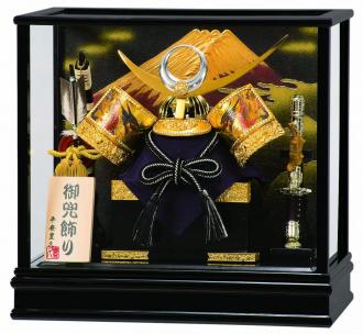 珍しいゴールドの彫金細工入り上杉兜のケース飾りです。
背面に描かれた金富士も優美で豪華な印象です。