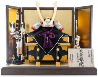 (東京)御岳神社所蔵の紫裾濃大鎧の四分之一模写兜です。