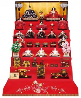 美しいお顔立ちの十五人揃です。
飾台には鞠桜刺繍の赤毛氈を組み合わせた、存在感抜群の伝統的な七段飾りです。