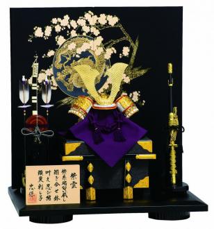 紫ぼかしの縅と、金小札が美しい兜に、桜龍を描いた黒塗り屏風を組み合わせました。
金と黒が織りなす、重厚な風格が魅力の紫雲兜平飾りです。