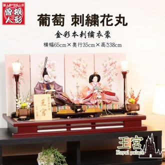 高貴で艶麗な金彩本刺繍の着物が、華やかな桜の刺繍が施された飾り台に良く合います。