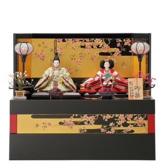 美しい装飾を施した飾り台がそのまま収納箱に。龍村美術織物の代表的な早雲寺文台裂を衣裳に着せ付けした、収納飾りです。