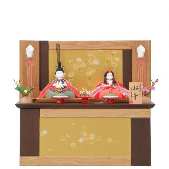 人気の喜久絵作『桜華雛』のコンパクト収納飾り。木目を生かした収納箱の中に、人形・付属品がしまえます。喜久絵オリジナルのお顔は愛らしく、毎年好評をいただいております。