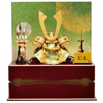 吹返しと袱紗に龍村美術織物を使用し、兜の小札には純金箔を施したこだわりの兜。屏風は背の高い衝立式と奥行き感のある二曲式のパターンで飾ることが可能です。