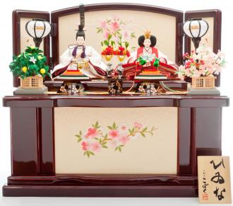 コンパクトにまとめた収納飾りです。

台と屏風に桃の花の刺繍が付いているかわいいセットです。

※お内裏様とお姫様は桐箱に入ります。