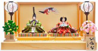 高野槇で作った台屏風に有職文様(臥蝶の丸)衣裳の高級な平台飾りです。

※お内裏様とお姫様は桐箱に入ります。