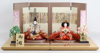 お人形は、京都西陣金襴をふんだんに使い、切ばめいう技法により二種類の布地をつなぎ合わせた豪華なお衣裳です。飾り台・屏風は、分割式になっており、収納場所もコンパクトな親王飾りです。