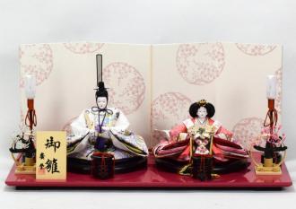 飾台は、漆器の産地で有名な富山県の高岡塗です。屏風は、京唐紙を使用し、伝統工芸の粋を集めました。京唐紙「梅の丸」は、まだ少し肌寒い梅春を凛とした親王で表現しています。