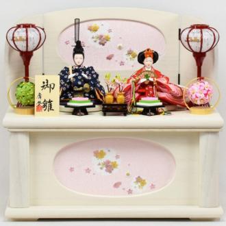 飾台が、ふたを開ければそのまま収納箱になる親王収納飾。京都西陣金襴裂地の伝統的なお衣装のお雛様。飾台・屏風は、桐材を使用しています。現代的な雛人形が、初節句をより華やかにしてくれます。