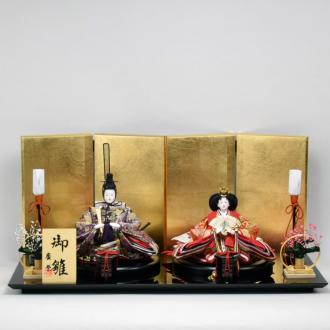 京都西陣織絹織物の金襴裂地の伝統的なお衣装のお雛様。(金色糸が入っています。)飾台は、漆器の産地で有名な富山県の高岡塗。屏風は、手貼り金箔押し仕上げです。